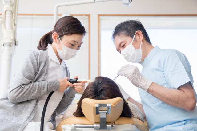 インプラント治療をする歯科医師