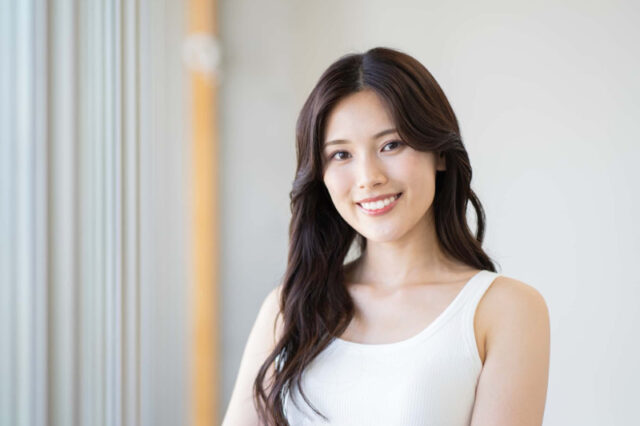 マウスピース矯正で綺麗な歯となり笑顔の女性