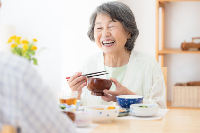 インプラントにして美味しく食事をいただく女性