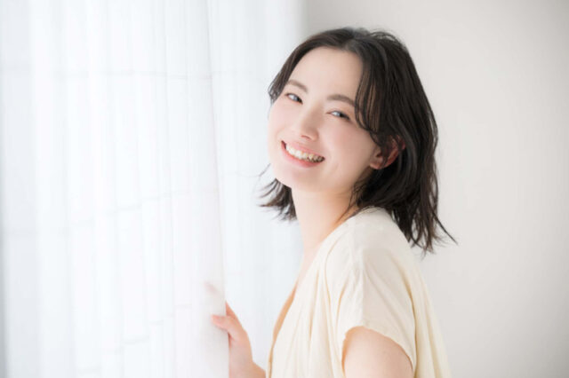 マウスピース矯正で綺麗な歯並びになって笑顔の女性