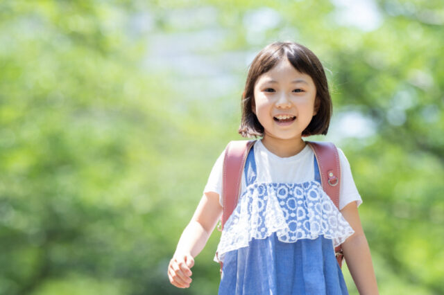 小児矯正をして歯列が整い笑顔の子ども