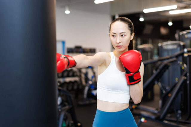 スポーツマウスガードをしてボクシングを楽しむ女性