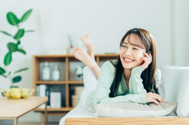 笑顔でリラックスする女性