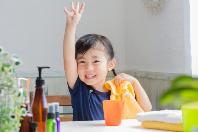 子どもの虫歯を予防するために自宅での歯みがきを頑張る女の子