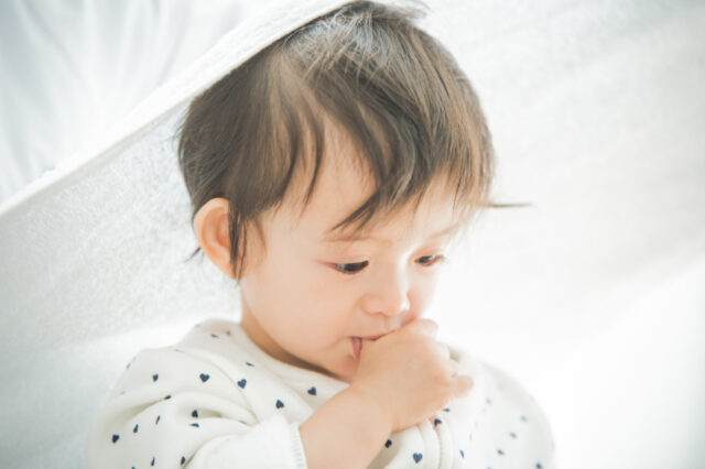 子どもの歯並びが悪くなる原因となる指しゃぶりをする子供