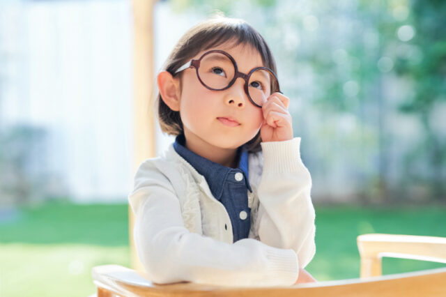 子どもの歯並びが悪いとどんなリスクがあるのか考える女の子