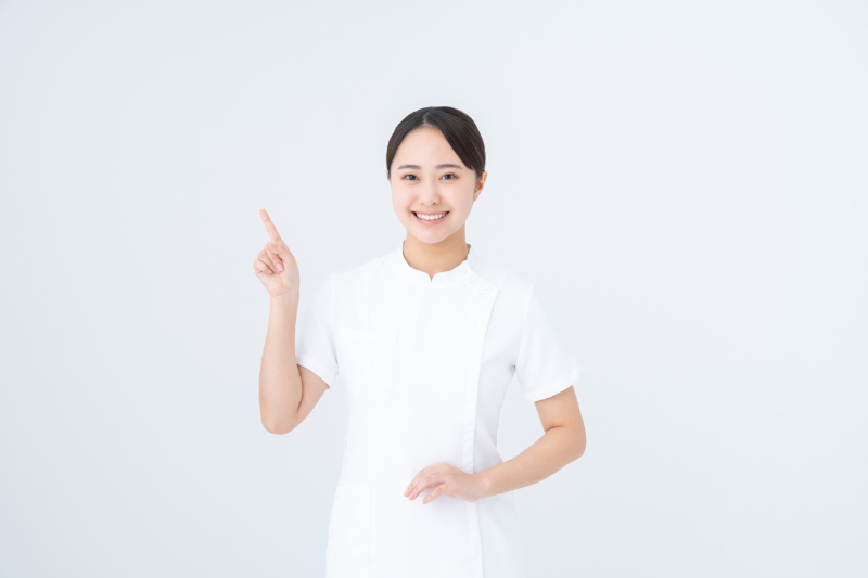 インビザラインのゴムかけのやり方を紹介する歯科医師