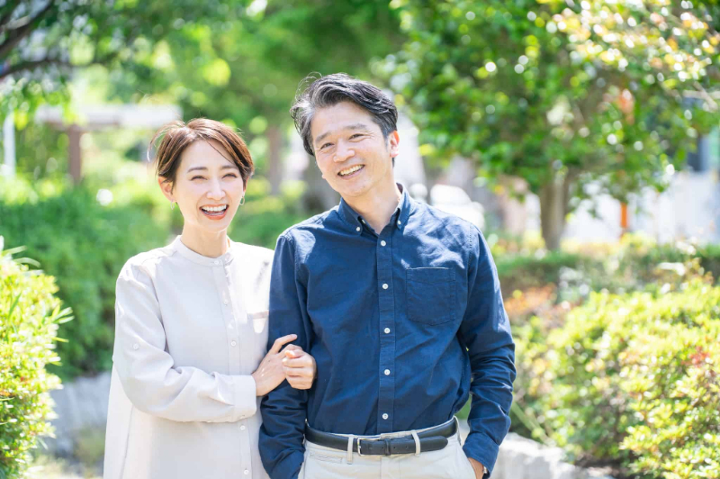 セラミック治療をして笑顔の男女