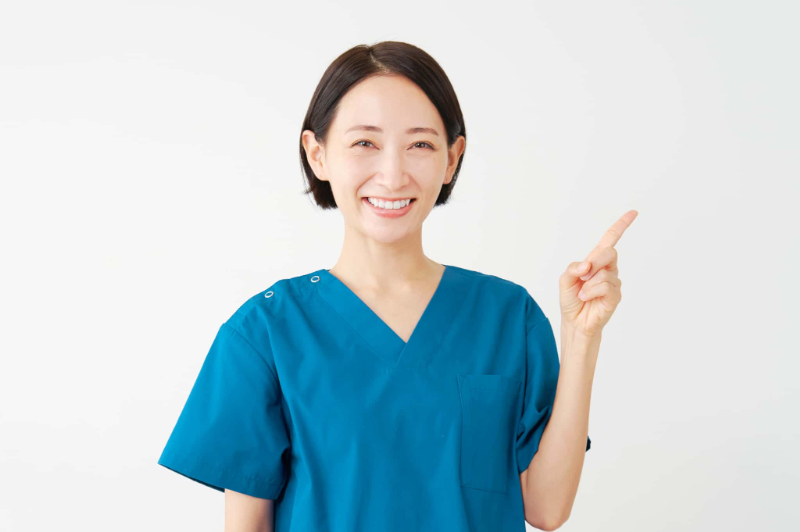 セラミック治療について説明する歯科医