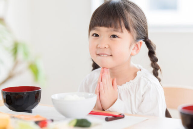 虫歯を予防し健康的な食事をとる女の子