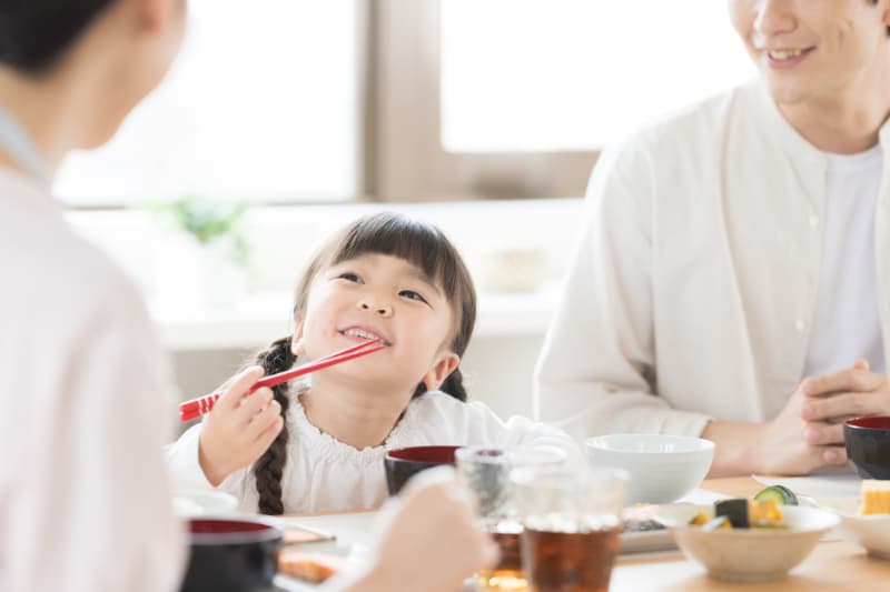 楽しそうに食事する小学生の女の子