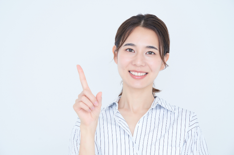 後戻りについて説明する女性