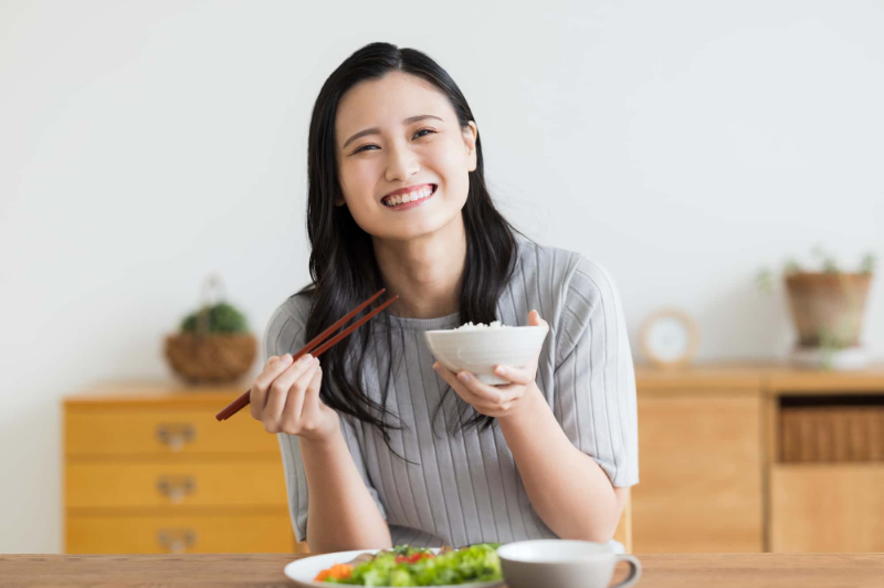 親知らずを抜いて快適に食事をする女性