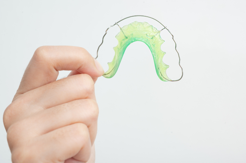 子どもの出っ歯に使用する床矯正の器具