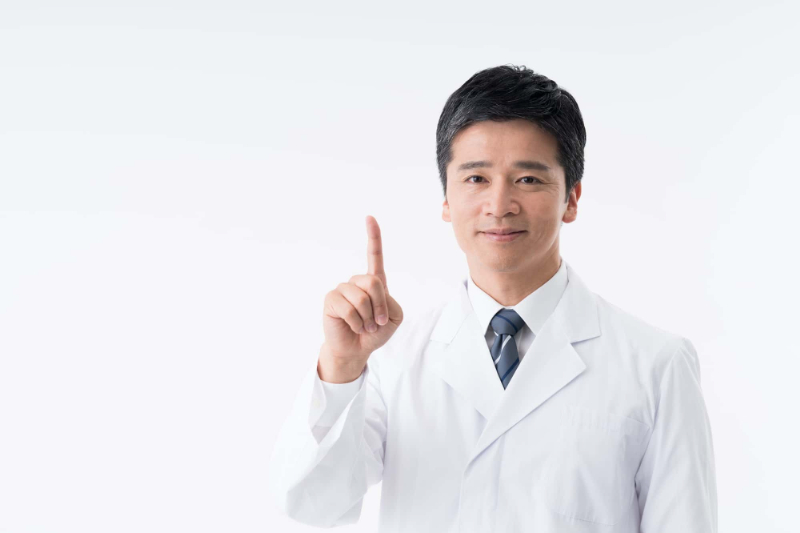 舌痛症について説明する歯科医