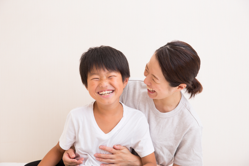 出っ歯を治療して笑顔を見せる親子
