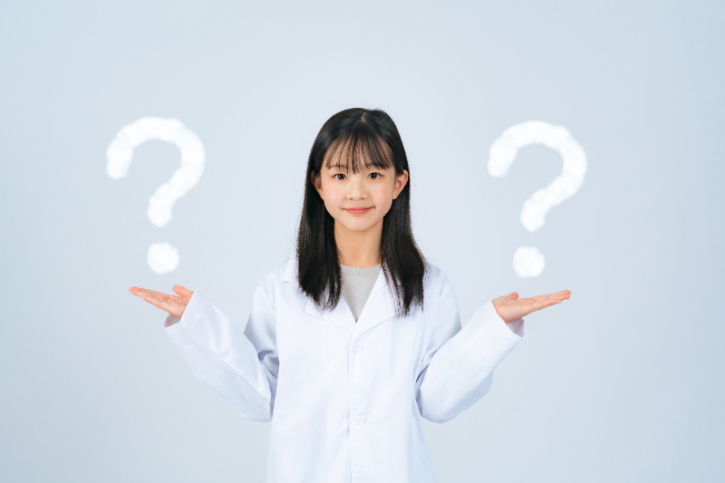 子どもが出っ歯だとどんなリスクがあるのか疑問をもつ女の子