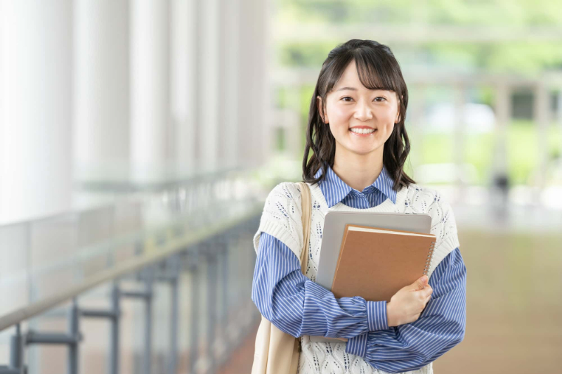 インビザラインで綺麗な歯並びになった女性