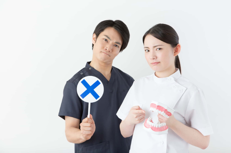 インビザライン矯正で痛い時にしてはいけないことを説明する歯科医