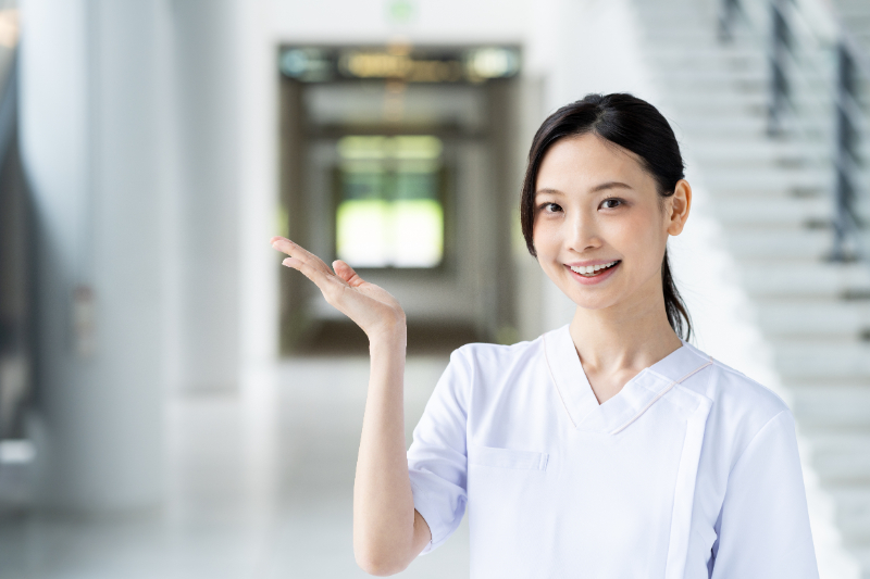 妊婦も歯科検診を受けたほうがよい理由を説明する歯科衛生士