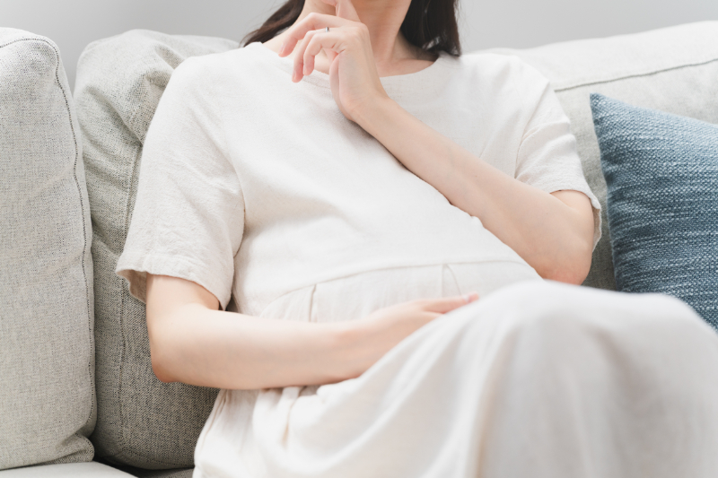 妊婦も歯科検診を受けたほうがいいのか考える妊娠中の女性