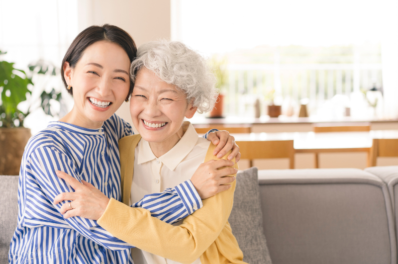 自分に合った入れ歯を装着し笑顔で喜ぶ親子