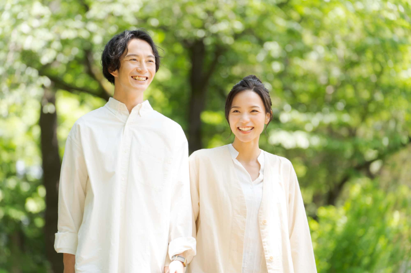 銀歯をセラミックにした男女が散歩を楽しむ様子