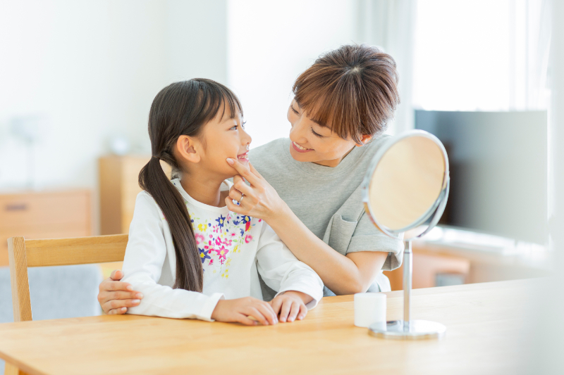 子どもの受け口のチェックをする親子