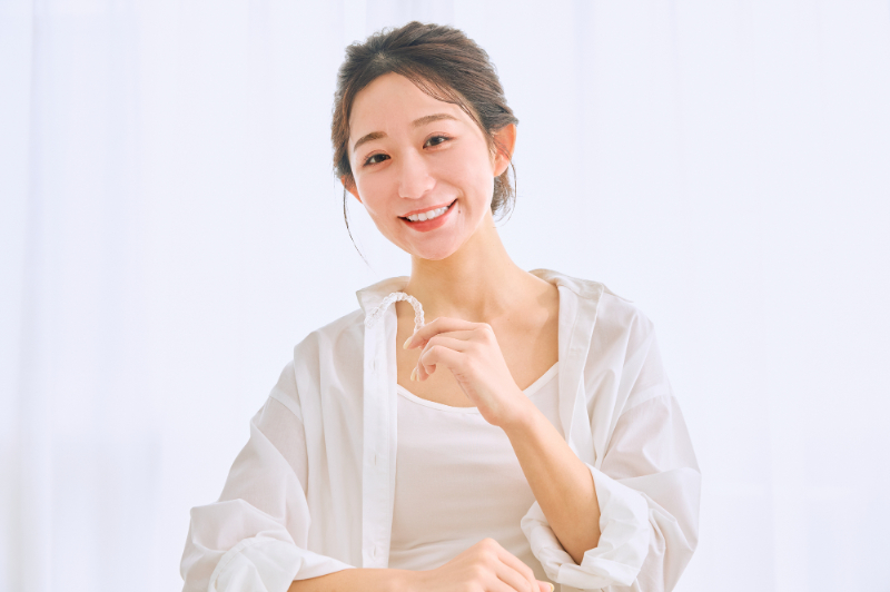 抜歯をしてマウスピース矯正をしている女性