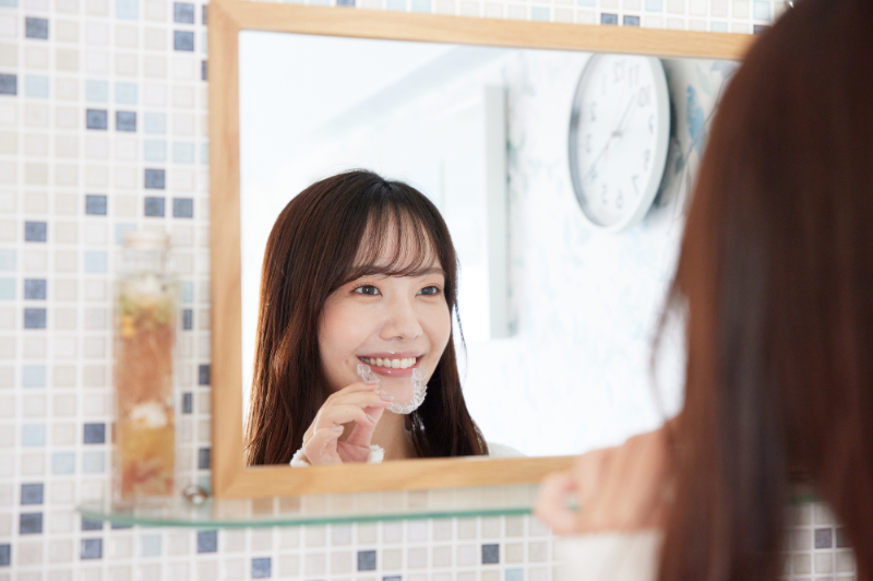 インビザラインで矯正をしている女性