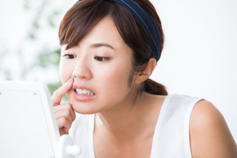 すきっ歯が気になる女性