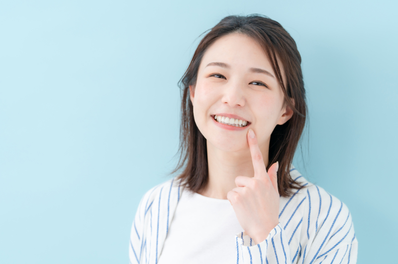 すきっ歯を治療して笑顔を見せる女性