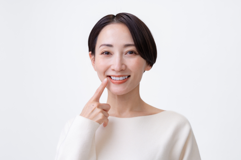 予防歯科で歯のクリーニングを受け安心した笑顔の女性