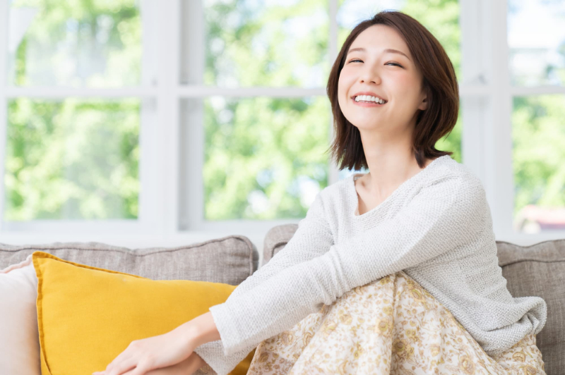 ソファの上でリラックスする女性