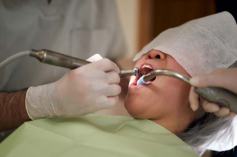 自宅で歯の治療を受ける高齢女性