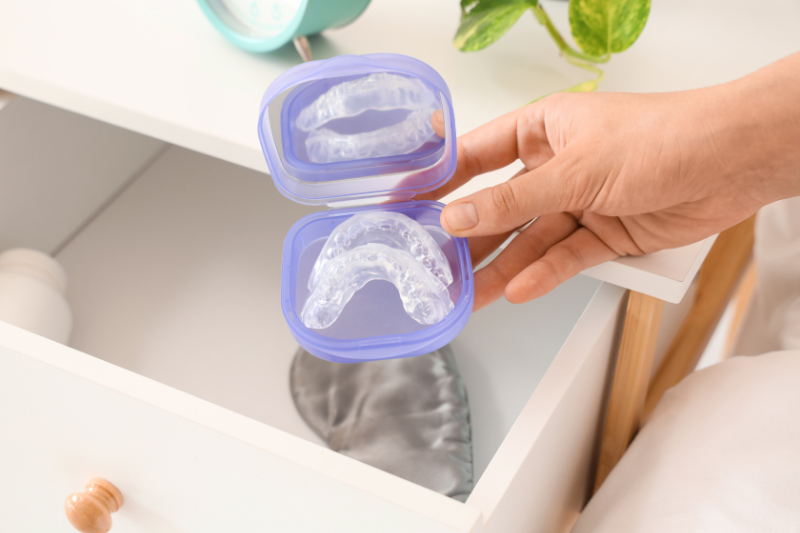 マウスピースを外したあと専用のケースに保管する様子