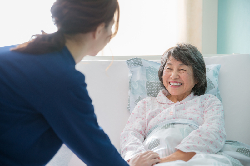 歯科衛生士が寝たきりの女性の元へ訪問した様子