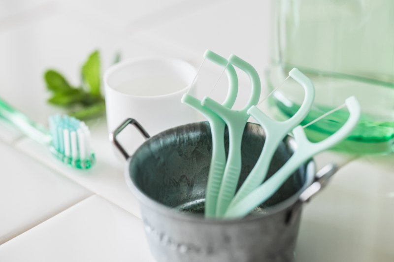 デンタルフロスを使用して口臭チェックをするイメージ