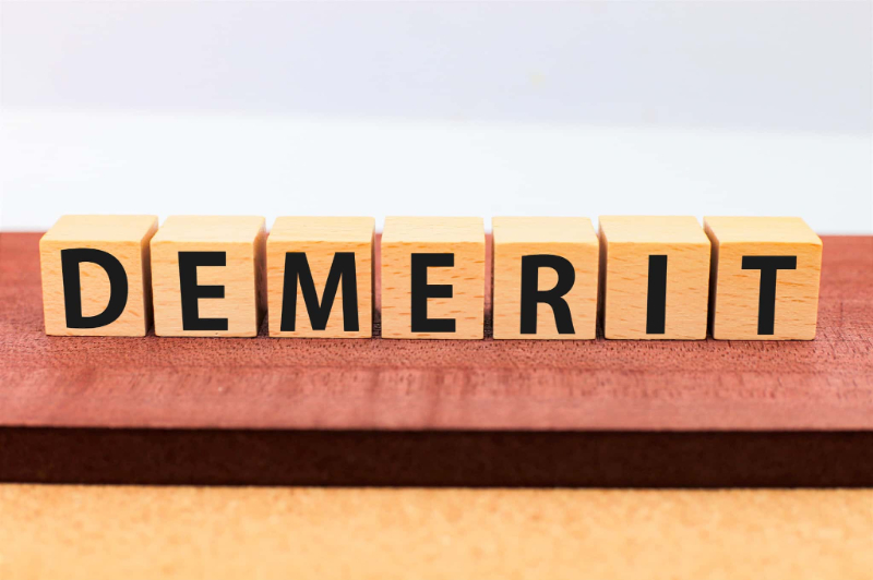 矯正治療で抜歯をするデメリットを説明するイメージ