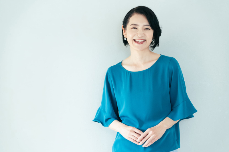 奥歯をインプラント治療にした笑顔の女性