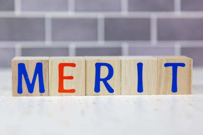 矯正治療で抜歯をするメリットを説明するイメージ