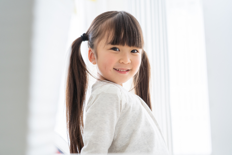 すきっ歯の治療で歯列が整い笑顔になる子ども