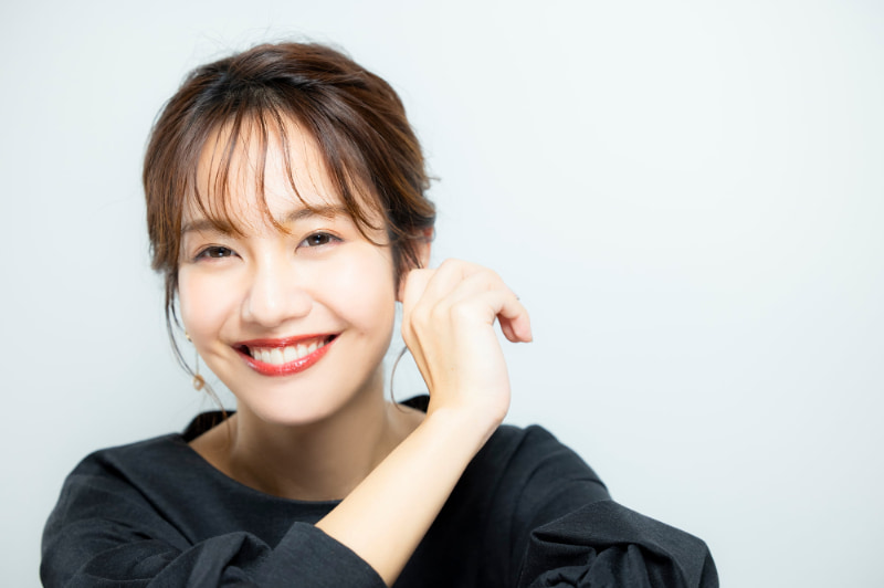 オフィスホワイトニングで美しい白い歯になった笑顔の女性