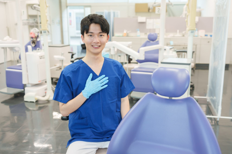 痛みが強いときは相談してくださいと言う歯科医のイメージ