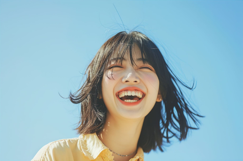 矯正で美しい歯ならびになった笑顔の女性