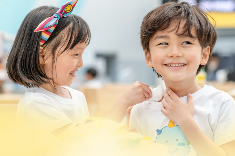 歯みがきをしっかりして虫歯のない子どもたちが遊んでいるイメージ