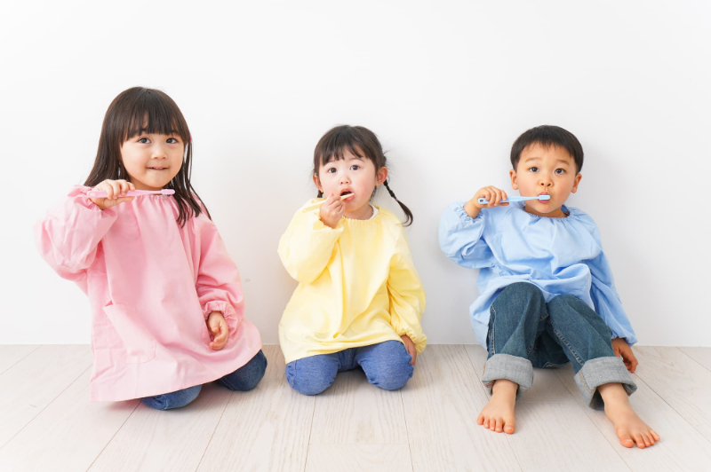 しっかりと歯みがきをしている子どもたち