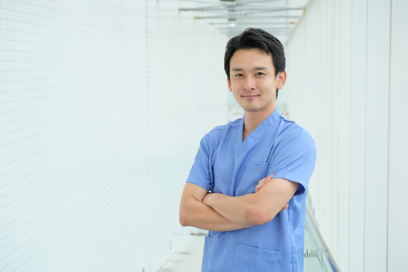 インプラント治療の流れを紹介する歯科医師の男性