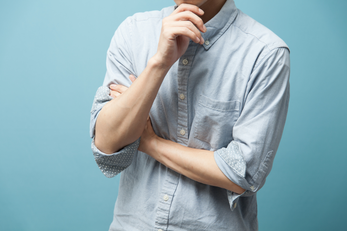 審美歯科とは何かを考える男性