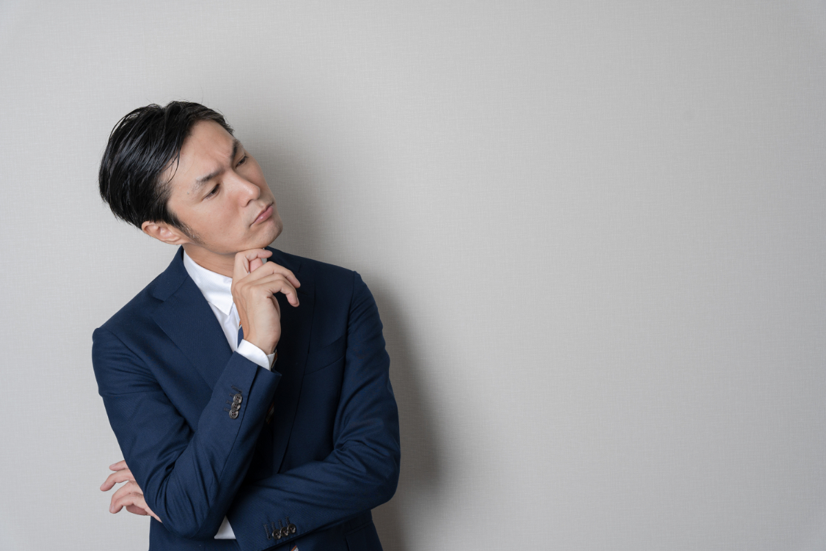 大人になってからでも受け口の矯正はできるかを考えている男性